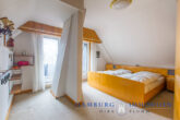 Schlafzimmer im DG mit Loggia - Stilvolles Einfamilienhaus mit ca. 165 m² Wohn-/Nutzfläche und Pool in 22850 Norderstedt-Harksheide